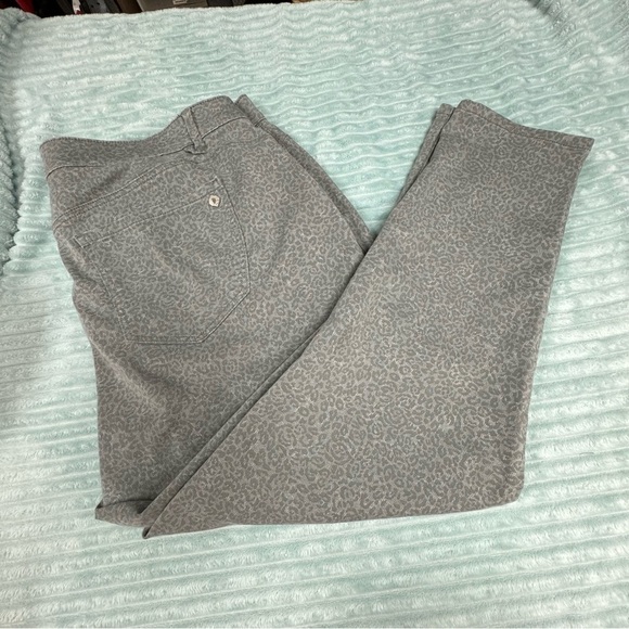 Democracy Ab solution 22WP Gray subtle animal print jeans - Picture 2 of 11